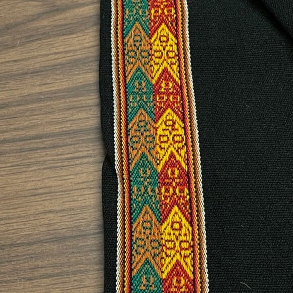 Peruvian Women's Wrap - 42 in x 46 in - Black with Multicolor Stitching - NEW - Picture 4 of 4